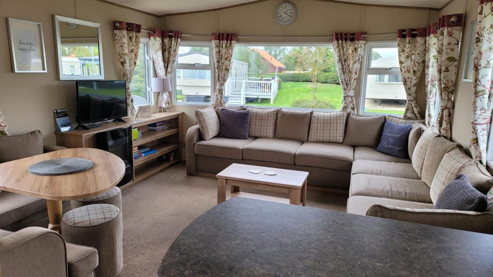 Tattershall Lakes Kingfisher Caravan 8 Berth With Hot Tub & Wifi Екстериор снимка